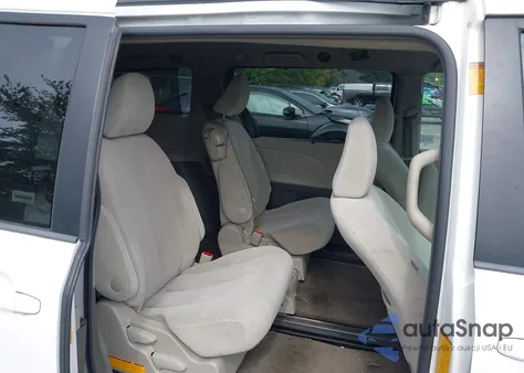 2013 Toyota Sienna Le V6 8 Passenger z USA, uszkodzony, nr VIN 5TDKK3DC3DS308565